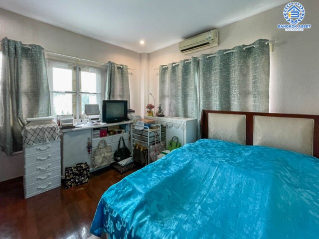 *****บ้านเดี่ยวมือสองย่านปทุมธานี ม.กฤษดานคร19 พหลโยธิน เนื้อที่กว้างขวางมากถึง 163 ตร.ว. ฟังก์ชัน 4 ห้องนอน 3 ห้องน้ำ ที่จอดรถ 2 คัน พร้อมเข้าอยู่ พื้นที่กว้างขวาง บนทำเลเดินทางสะดวก ใกล้รถไฟฟ้าสายสีแดง "สถานีฟิวเจอร์พาร์ค รังสิต" และทางด่วน "รังสิต"